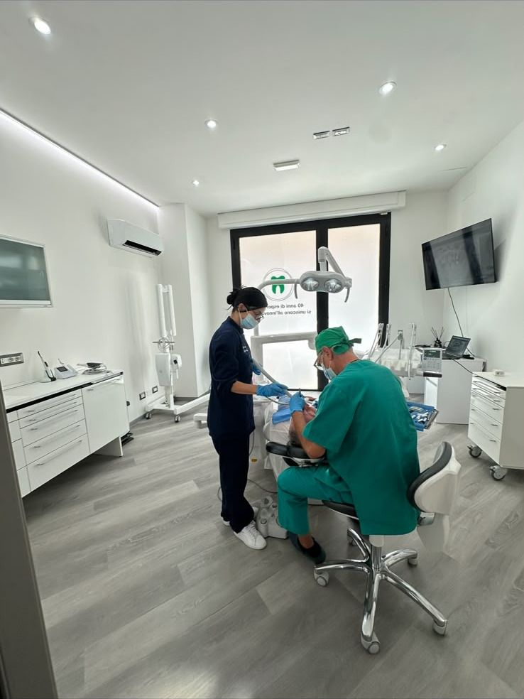 Medico e assistente al lavoro nella sala operativa dello Studio Dentistico Mulas