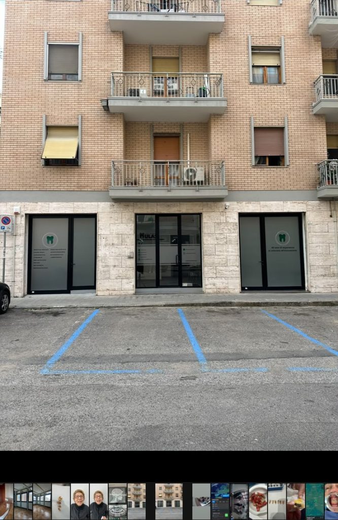 Ingresso e vetrina dello Studio Dentistico Mulas