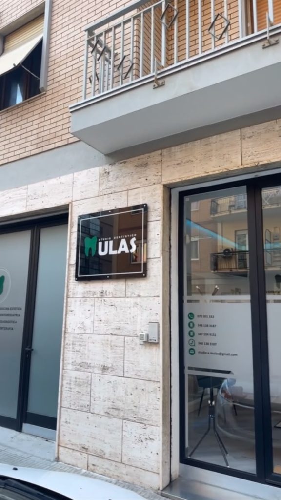 Insegna esterna dello Studio Dentistico Mulas in Via Carlo Goldoni a Cagliari