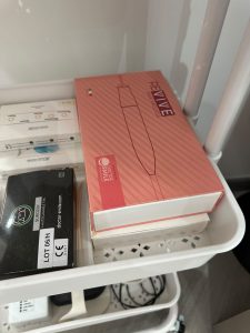 Laser dentale Doctor Smile Revive sul carrello operativo
