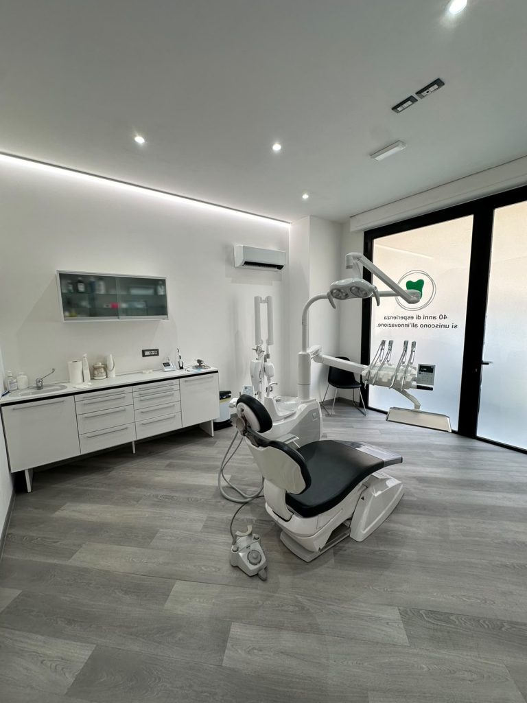 Sala operativa dello Studio Dentistico Mulas con riunito e lampada scialitica